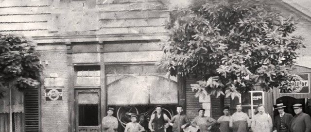 Derk Jan Jolink (rechts) voor de winkel met personeel (Foto Hofshuus)