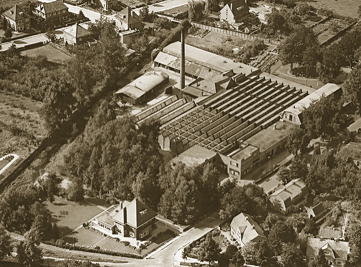 Een luchtfoto van Herman Driessen Zn Hofstraat Aalten 1950 ca coll. L.v.d. Linde